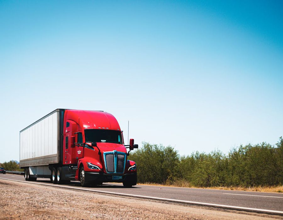 free-photo-of-kenworth-t680-semi-trailer-truck-driving-down-the-road